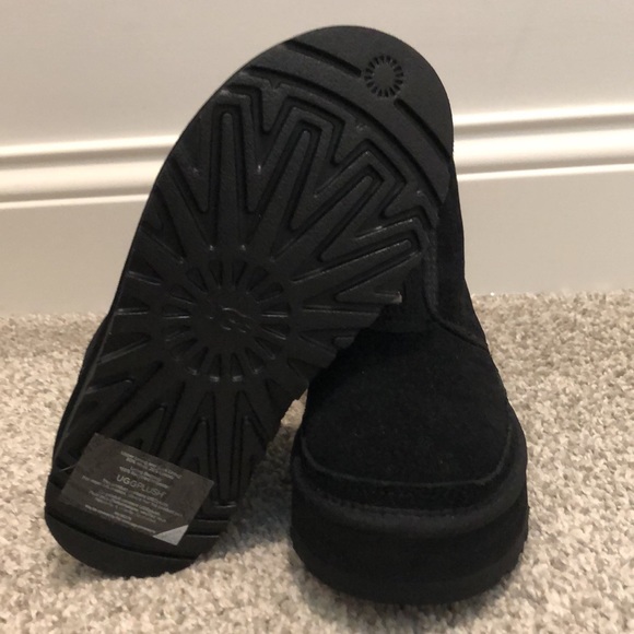 New without box Ugg Neumel platform zip size 5 black with red pull - Picture 3 of 4